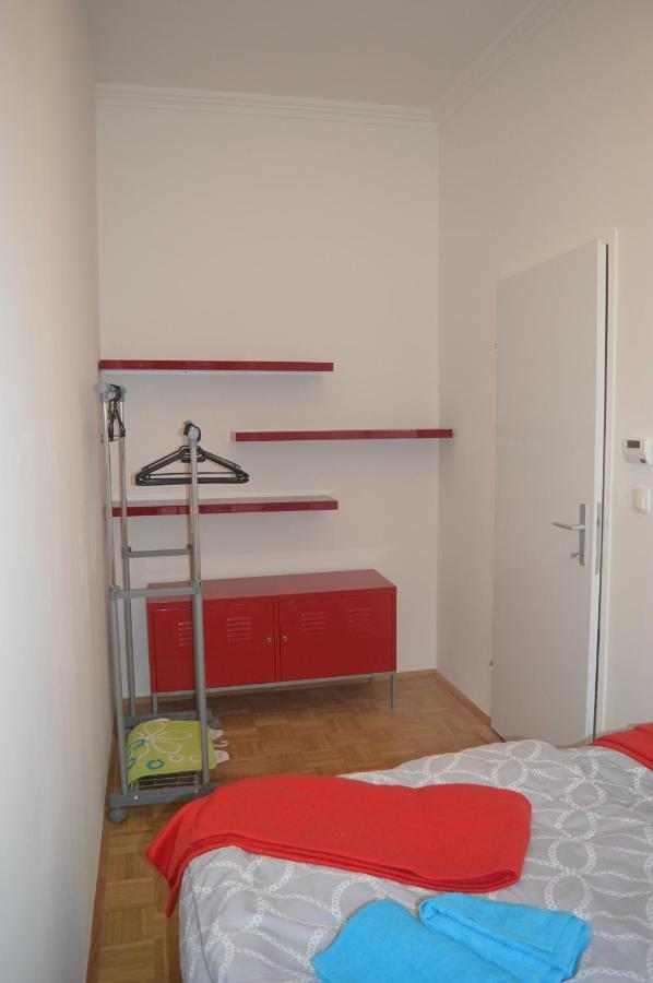 Nette Altbauwohnung Nur 10 Min Von Der City Vienna Luaran gambar