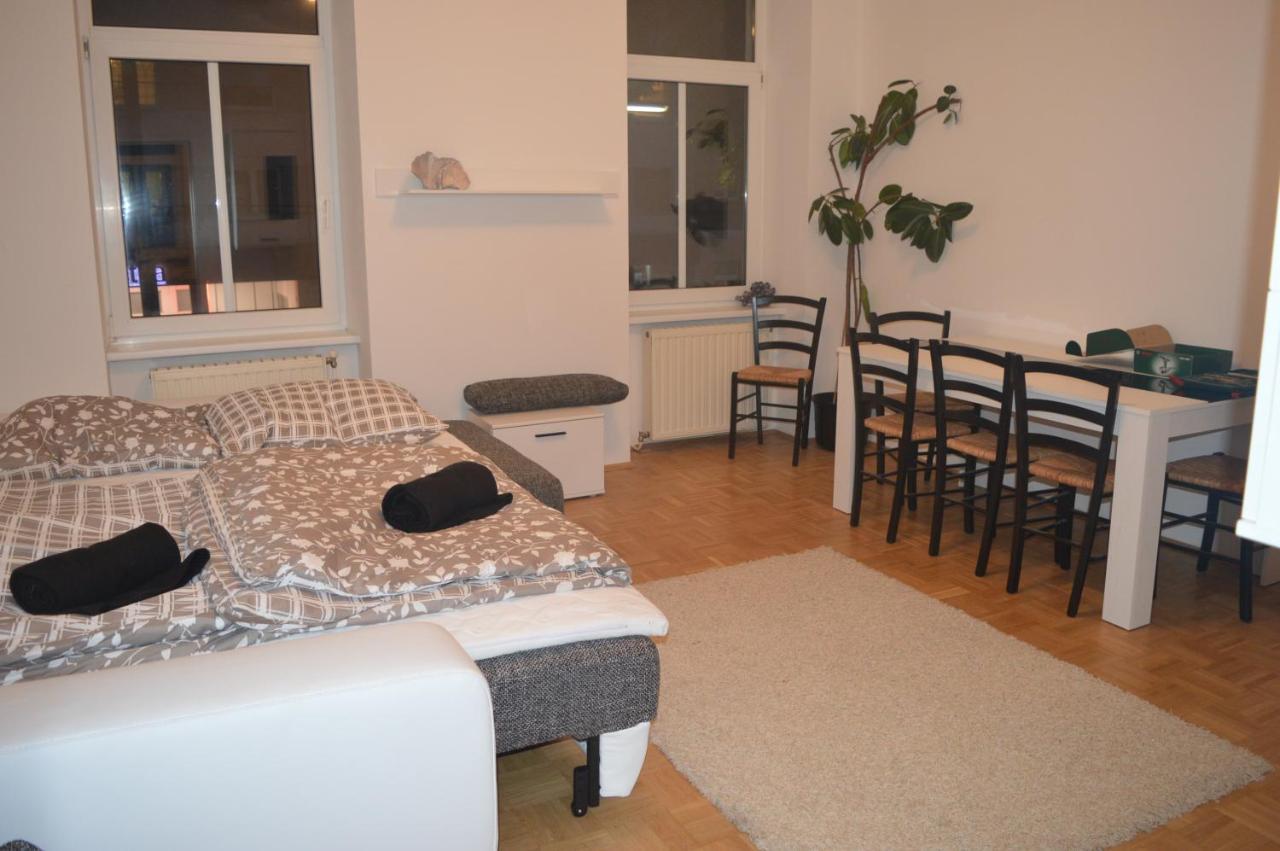 Nette Altbauwohnung Nur 10 Min Von Der City Vienna Luaran gambar