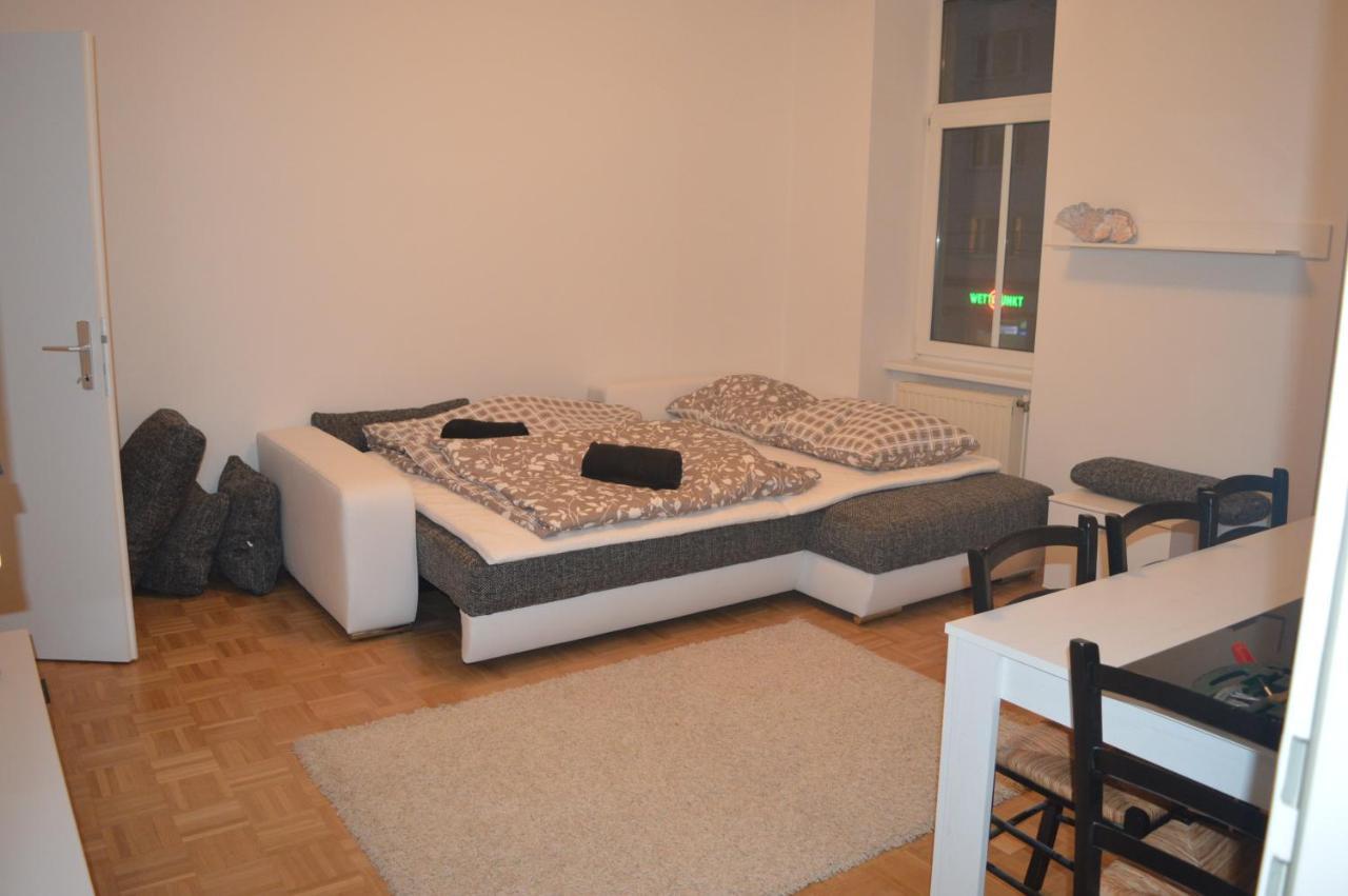 Nette Altbauwohnung Nur 10 Min Von Der City Vienna Luaran gambar